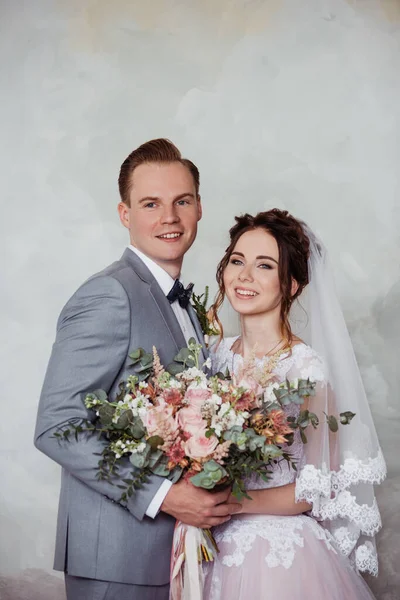 Eerste Ontmoeting Bruidegom Komt Kamer Binnen Met Een Boeket Knuffelen — Stockfoto