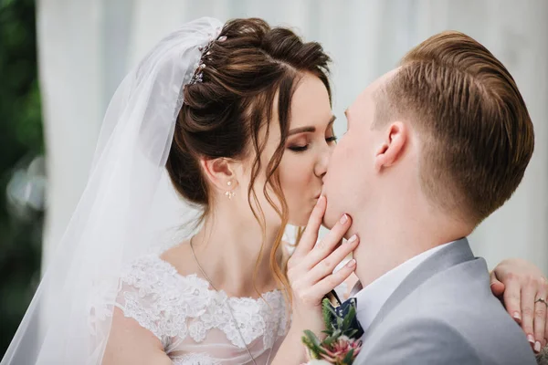 Menyasszony Vőlegény Ülnek Egy Gyönyörű Kanapén Egy Pavilonban Kertben Csókolóznak — Stock Fotó