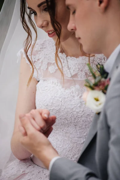 Gelin Damat Bahçede Güzel Bir Kanepede Oturmuş Ele Tutuşuyorlar Beyaz — Stok fotoğraf