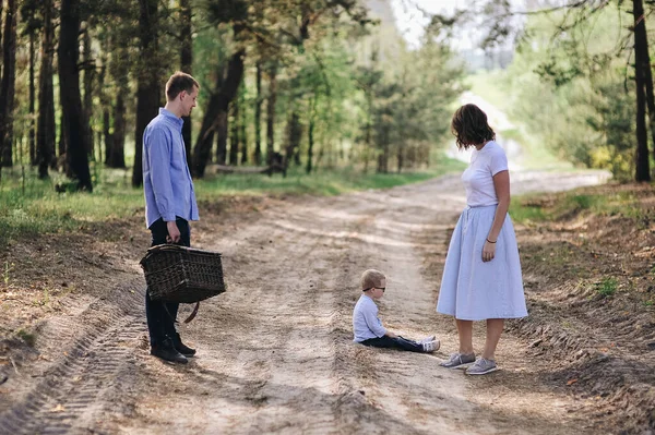 Family Going Picnic Forest Mom Dad Son Summer Walk Picnic — Stock Photo, Image
