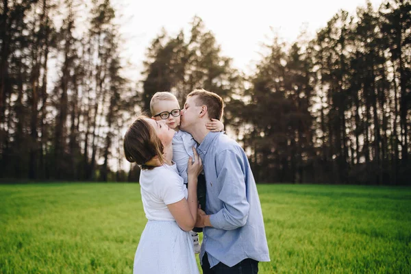 Family Nature Picnic Forest Meadow Green Grass Blue Clothes Mom — Stock Photo, Image