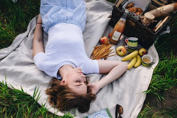 Flicka Skogen Picknick Sitter Glänta Grönt Gräs Blå Kläder Picknickkorg — Stockfoto