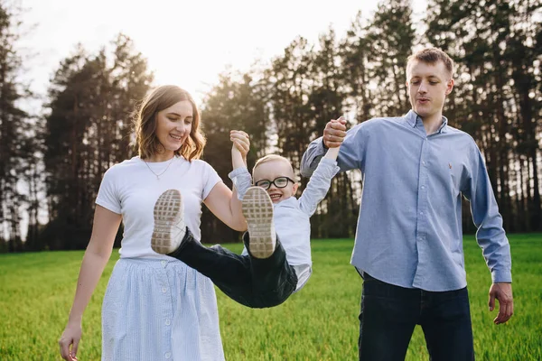 Familia Bosque Picnic Siéntate Claro Hierba Verde Ropa Azul Mamá —  Fotos de Stock