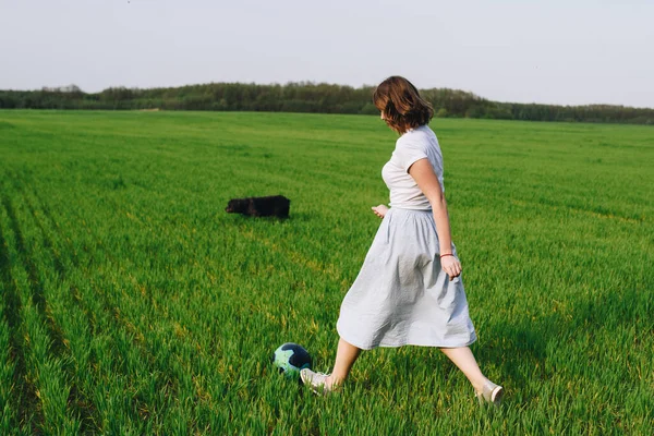 Family Forest Walk Picnic Meadow Green Grass Blue Clothes Mom — Stock Photo, Image