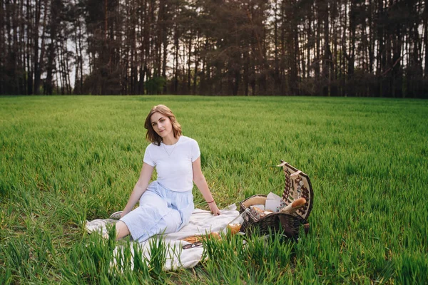 Girl Forest Picnic Sits Glade Green Grass Blue Clothes Picnic — Stock Photo, Image