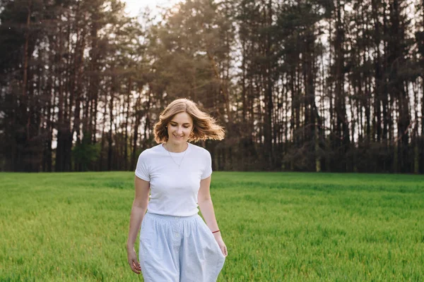 Girl Blonde Brown Hair White Shirt Blue Midi Skirt Walking — Stock Photo, Image