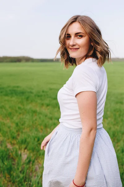 Ragazza Bionda Capelli Castani Camicia Bianca Gonna Midi Blu Camminando — Foto Stock