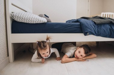Evde pijamalı bir aile. Kızı ve oğlu. Sabah uyanırsın. Yatak odasında sarılıp öpüşüyorlar..