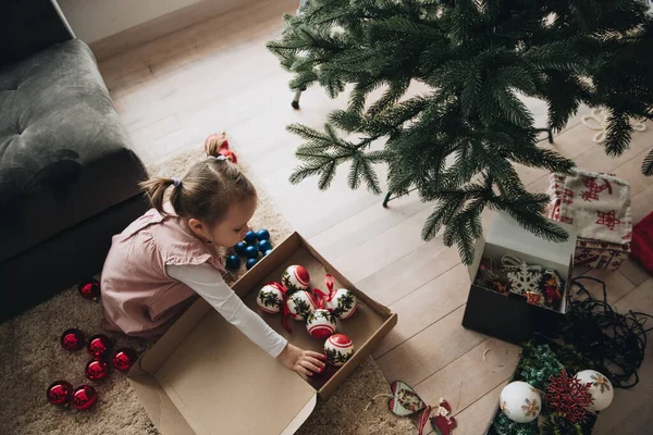 Nieuwjaar Versier Kerstboom Kunstmatige Boom Een Meisje Een Roze Jurk — Stockfoto