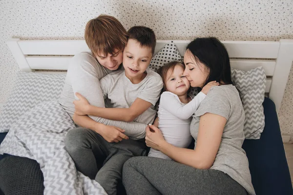 Famille Maison Pyjama Fille Fils Réveille Toi Matin Câlin Baisers — Photo