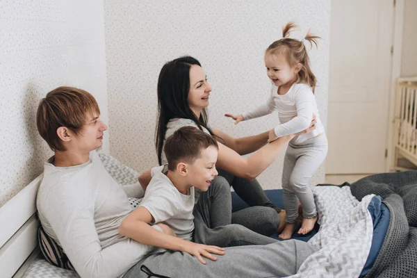 Famille Maison Pyjama Fille Fils Réveille Toi Matin Câlin Baisers — Photo