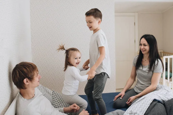 Famille Maison Pyjama Fille Fils Réveille Toi Matin Câlin Baisers — Photo