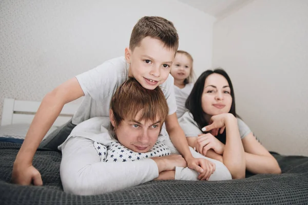 Famille Maison Pyjama Fille Fils Réveille Toi Matin Câlin Baisers — Photo