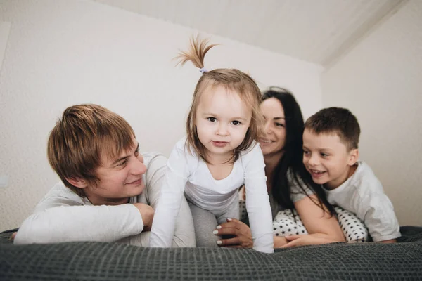 Famille Maison Pyjama Fille Fils Réveille Toi Matin Câlin Baisers — Photo