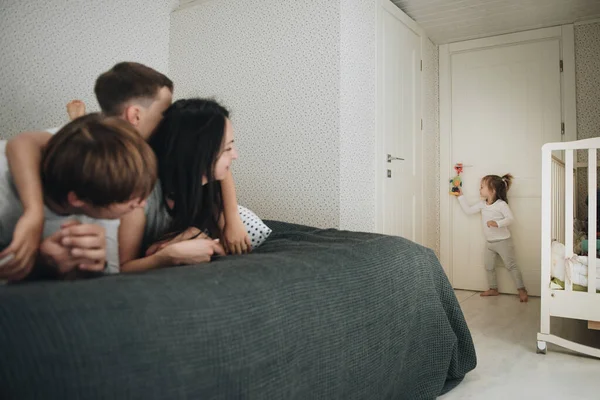 Famille Maison Pyjama Fille Fils Réveille Toi Matin Câlin Baisers — Photo