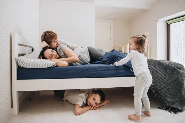잠옷입고 가족들 아침에 일어나라 침대에서 껴안고 키스하는 — 스톡 사진