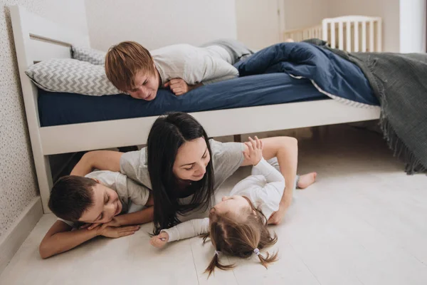 Famille Maison Pyjama Fille Fils Réveille Toi Matin Câlin Baisers — Photo