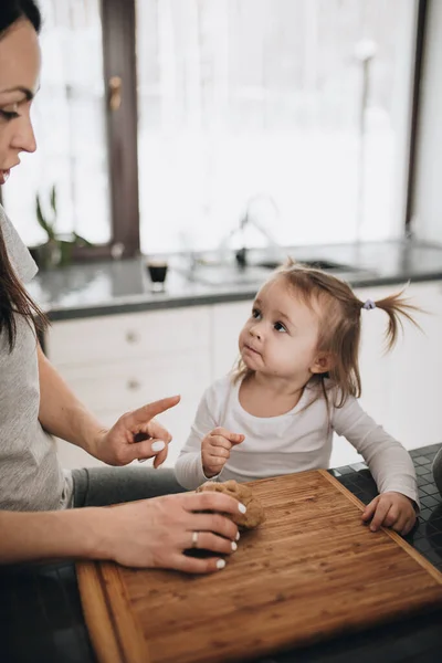 Famille Prépare Des Biscuits Pain Épice Dans Cuisine Papa Maman — Photo