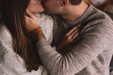 Yatak odasındaki yatakta bir çift. İçi karanlık. Yeni yıl ve Noel. Öpücükler ve sarılmalar. Sevgi. Beyaz kazak ve yüksek çoraplar. Romantik bir buluşma. Randevu aşıkları. Evlilik yüzüğü. Bileğindeki kırmızı iplik..