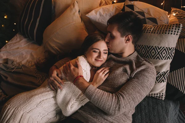 Een Paar Het Bed Slaapkamer Donker Interieur Nieuwjaar Kerstmis Knuffels — Stockfoto