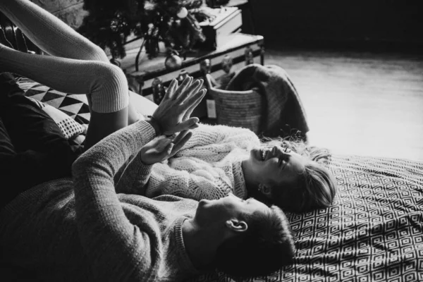 Photo Noir Blanc Couple Sur Lit Dans Chambre Intérieur Sombre — Photo