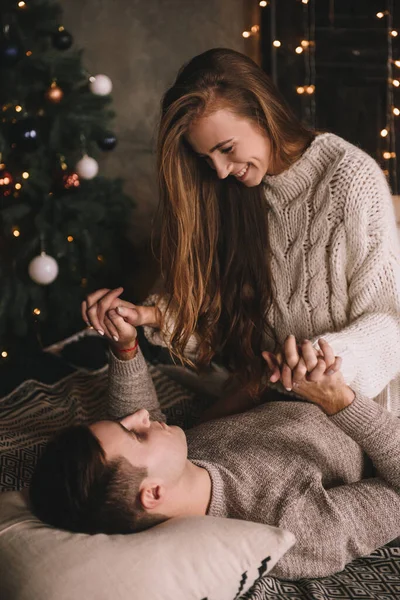 Paar Auf Dem Bett Schlafzimmer Dunkles Interieur Neujahr Und Weihnachten — Stockfoto