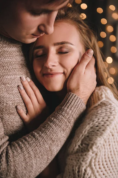 Een Paar Slaapkamer Donker Interieur Nieuwjaar Kerstmis Knuffels Kussen Liefde — Stockfoto