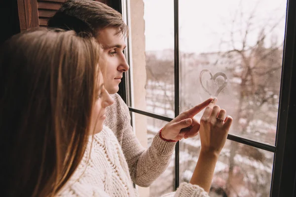 Par Cerca Ventana Chica Chico Están Enamorados Dibuja Corazón Ventana — Foto de Stock