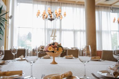 Düğün süslemeleri. Dekorasyon masanın üstünde. Çiçek bileşimi.