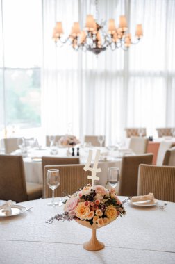 Düğün süslemeleri. Dekorasyon masanın üstünde. Çiçek bileşimi.