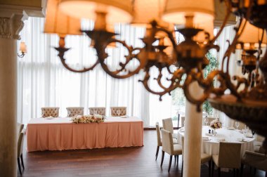 Düğün süslemeleri. Dekorasyon masanın üstünde. Çiçek bileşimi.