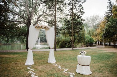 Düğün töreni, kemer. Düğün dekoru.