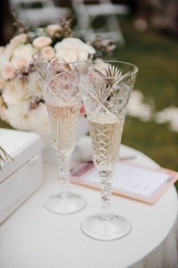 Şampanyalı düğün kadehi. Yüzükler için düğün kutusu. Düğün detayları.