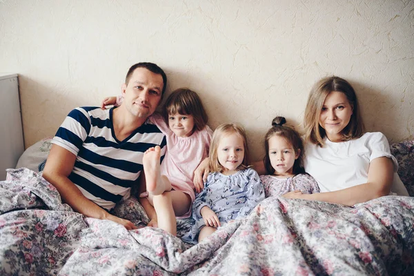 Les Enfants Les Parents Reposent Matin Lit Les Enfants Livrent — Photo