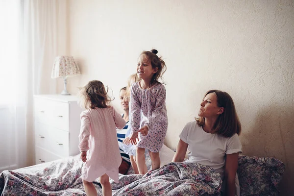 Діти Батьки Відпочивають Вранці Ліжку Діти Коряться Обіймають Близнецы Три — стокове фото