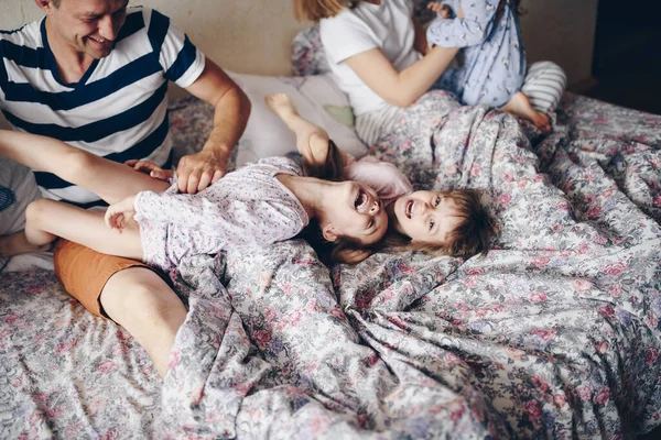 Діти Батьки Відпочивають Вранці Ліжку Діти Коряться Обіймають Близнецы Три — стокове фото