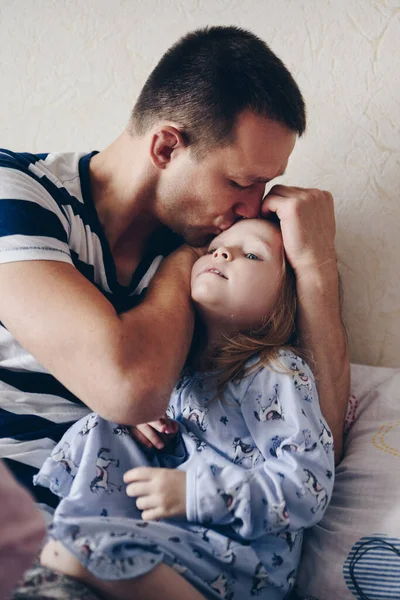 Ayah Memeluk Dan Mencium Putri — Stok Foto