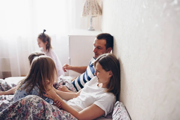 Les Enfants Les Parents Reposent Matin Lit Les Enfants Livrent — Photo