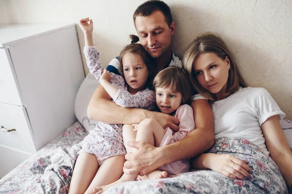 Les Enfants Les Parents Reposent Matin Lit Les Enfants Livrent — Photo