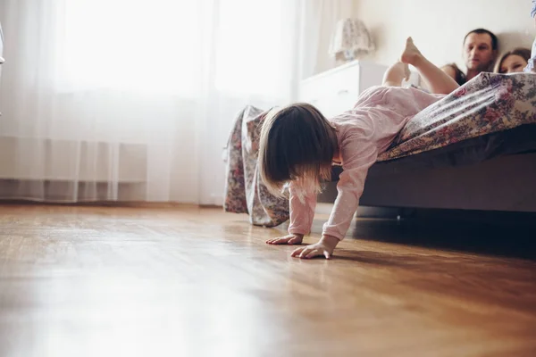 Flicka Leker Sängen Morgonen Pyjamas — Stockfoto