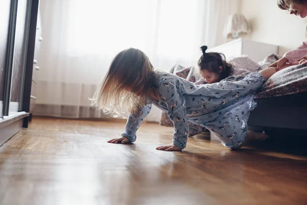 Les Filles Jouent Sur Lit Matin Pyjama — Photo