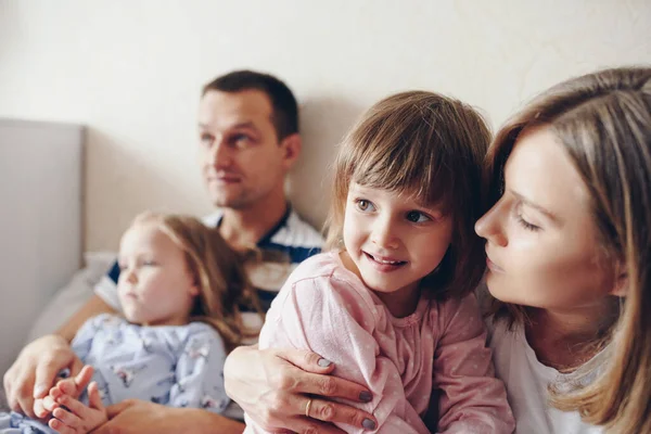 Les Enfants Les Parents Reposent Matin Lit Les Enfants Livrent — Photo