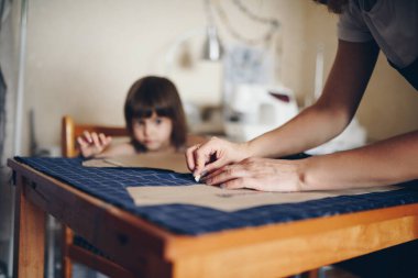Anne ve kızı birbirine elbise dikiyor. Kalıp elbise..