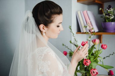 Güzel bir gelinin portresi. Sabahları evde şarj oluyor. Siyah beyaz fotoğraf. Klasik düğün..