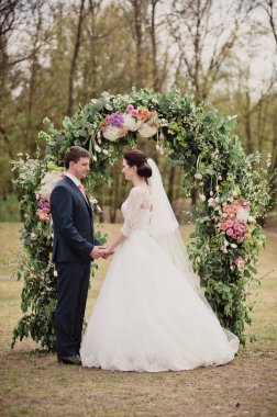 Düğün baharda. Sokaklarda ayin. Gerçek çiçeklerden bir kemer. Gelin ve damat birbirlerine bakıyorlar..