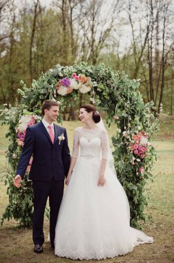 Düğün baharda. Sokaklarda ayin. Gerçek çiçeklerden bir kemer. Gelin ve damat birbirlerine bakıyorlar..