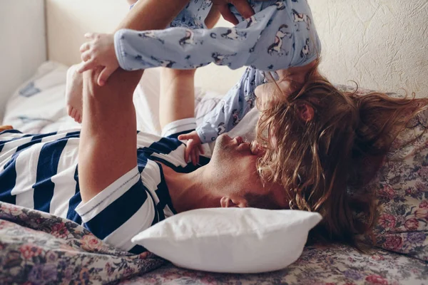 Mädchen Und Ihr Vater Ruhen Sich Morgens Bett Aus Sie — Stockfoto
