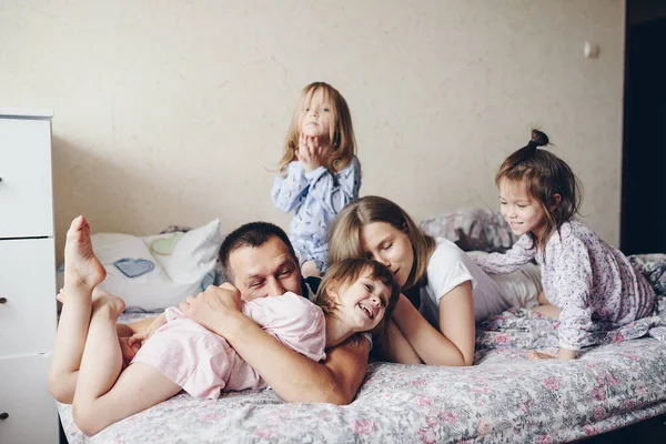 Children Parents Rest Morning Bed Children Indulge Hug Twins Tree — Stock Photo, Image