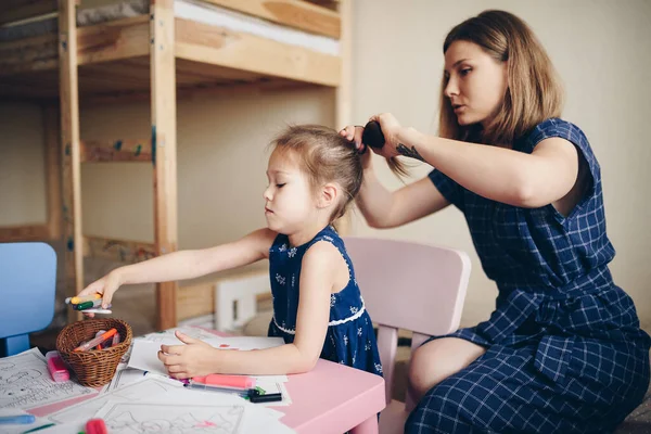 Ibu Menyisir Putrinya Dan Membuat Rambutnya — Stok Foto