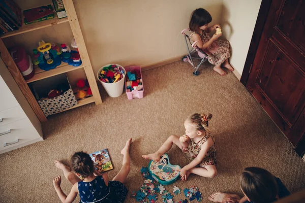Les Enfants Collectionnent Puzzle Maman Aide — Photo